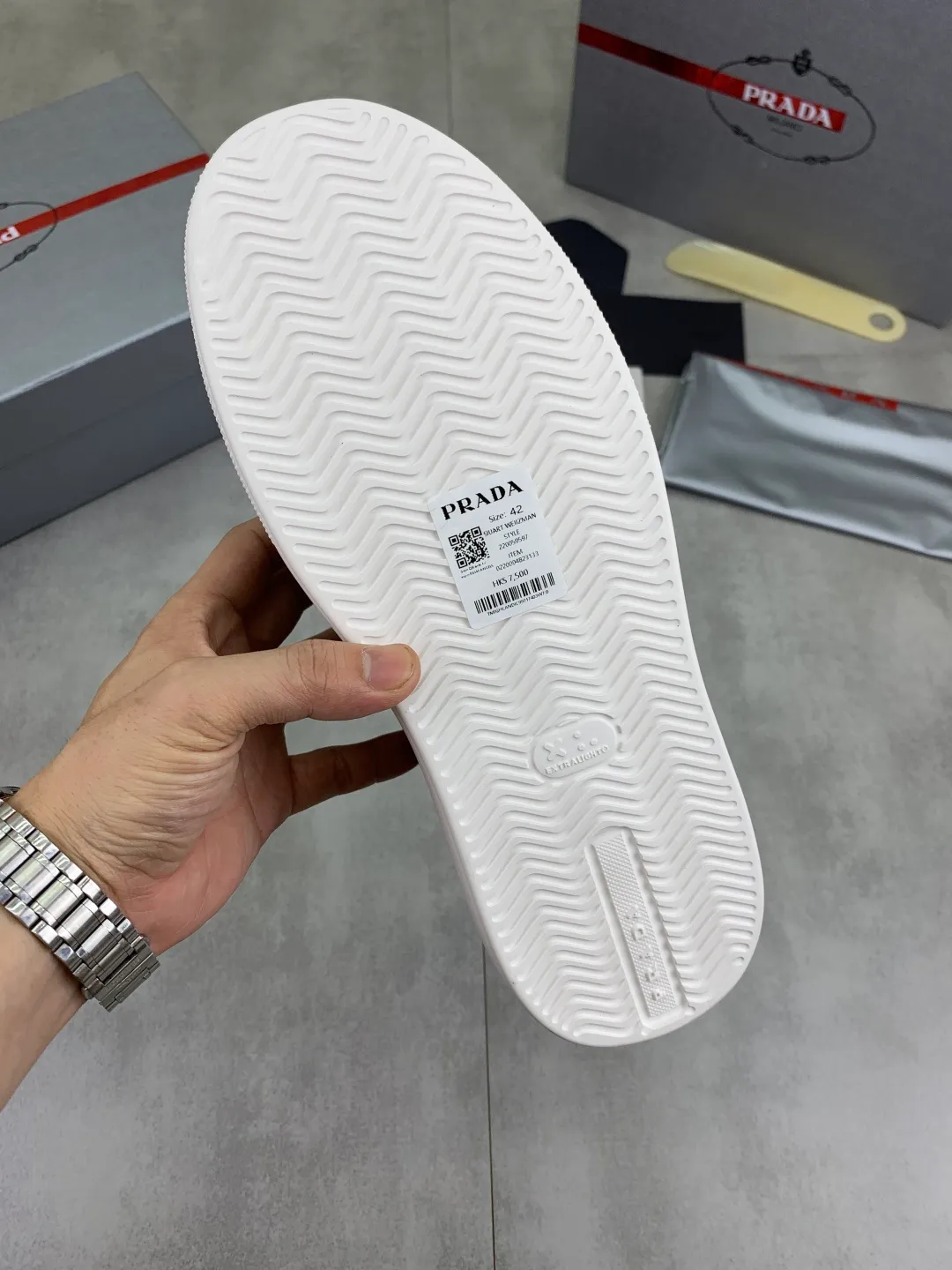 Men's shoes 💰P560💰 [New model] High version official website popular model is on the market, 🆘 Trendy brand (Prada) mainly promotes popular model, avant-garde and versatile fashionable men's shoes private version mold opening, cowhide surface splicing 1:1.. Stylish and simple, original imported cowhide lining cowhide feet; the atmosphere and personality are more fashionable, eye-catching and pursuing class. It will subvert the old idea and be a must-have for fashion trendsetters with you! Must keep it for yourself! Tall and comfortable, large and low, high-end quality workmanship. Code number: 38-44 5⃣️colors available.
